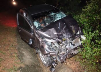 KEADAAN Perodua Bezza yang remuk akibat kemalangan meragut nyawa seorang bayi  di Kilometer 49 Jalan Kerayong- Simpang Kepayang, Bera, Pahang. - IHSAN IPD BERA