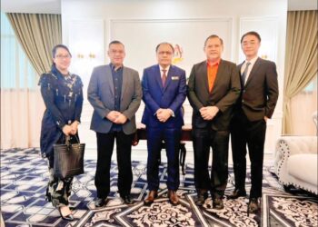 MOHD. Dasuki Mokhtar (tengah) semasa menerima kunjungan dari pihak peguam mewakili keluarga Allahyarham Wan Ahmad Faris Wan Abdul Rahman yang dipercayai mati dibunuh pada Disember 2013 di Kok Lanas, Kota Bharu, Kelantan. – IHSAN LIYANA MARZUKI