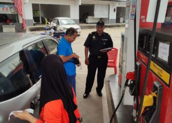 ANGGOTA penguat kuasa Perdagangan Dalam Negeri dan Kos Sara Hidup Kelantan melakukan pemantauan di stesen-stesen minyak sempadan Malaysia-Thailand di Kelantan. –IHSAN KPDN KELANTAN