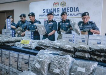 ZULKIFLI Muhammad menunjukkan rampasan dadah di Kompleks Kastam Kargo, Lapangan Terbang Antarabangsa Kuala Lumpur semalam. – UTUSAN/FAIZ ALIF ZUBIR