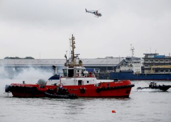 Aksi demonstrasi menyelamat tebusan di laut oleh Pasukan Polis Marin (PPM) pada Sambutan Peringatan Hari Ulang Tahun Ke-78 Pasukan Polis Marin di Markas Operasi Pasukan Polis Marin (PPM) Wilayah 1, Pulau Indah, Pelabuhan Klang semalam. -UTUSAN/AFIQ RAZAL