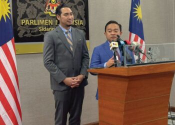 WAN Saiful Wan Jan dan Wan Ahmad Fayhsal dalam sidang akhbar di Bangunan Parlimen, Kuala Lumpur semalam. – UTUSAN/HASIF IDRIS