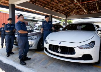 WAN Jamal Abdul Salam Wan Long menunjukkan sebahagian kenderaan mewah yang dirampas selepas menyerbu kawasan parkir di kondominium di Johor Bahru dalam sidang akhbar di Kota Bharu, Kelantan semalam. – UTUSAN/KAMARUL BISMI KAMARUZAMAN