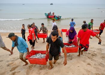 NELAYAN yang keluar sehingga puluhan batu nautika memerlukan sekurang-kurangnya 100 hingga 150 liter petrol bagi setiap tangkapan sekali gus memaksa mereka menampung baki kos menggunakan wang sendiri.-GAMBAR HIASAN