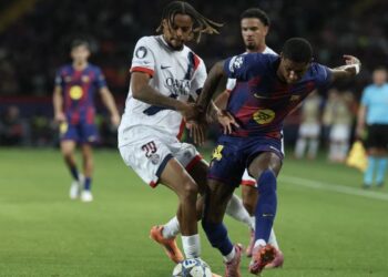 Penyerang Paris Saint-Germain (PSG), Bradley Barcola (kiri) bersaing dengan pemain Barcelona, Marcus Rashford dalam saingan Liga Juara-Juara di Estadi Olimpic Lluis Companys, semalam. - AFP