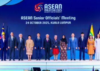 Amran Mohamed Zin (tujuh dari kanan) bersama Pegawai-pegawai Kanan ASEAN  sempena Sidang Kemuncak ASEAN Ke-47 di Pusat Konvensyan Kuala Lumpur semalam – BERNAMA