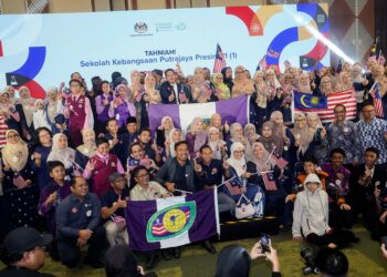 FADHLINA Sidek (duduk tengah) bersama para guru dan pelajar SK Putrajaya Presint 11 (1) selepas Majlis Pengumuman Anugerah Sekolah Terbaik Dunia di PICC) di Putrajaya semalam. – UTUSAN/FAISOL MUSTAFA