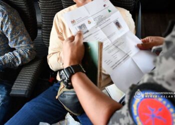 ANGGOTA JIM Kelantan memeriksa dokumen pengenalan diri milik warga asing semasa Operasi Bersepadu bersama Jabatan Pengangkutan Jalan (JPJ) di Stesen Penguatkuasa JPJ Mentara, Gua Musang, Kelantan semalam-IHSAN JIM KELANTAN.