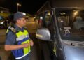 AEDY Fadly Ramli memeriksa dokumen pemandu van persiaran yang dikenal pasti melakukan kesalahan mengubah suai kenderaan dalam Op Gempur di Plaza Tol Sungai Petani Utara, Kedah, semalam.