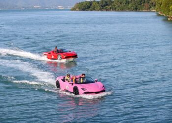 AKTIVITI air menjadi pilihan utama pengunjung ke Langkawi berbanding untuk berbelanja membeli barangan seperti pinggan mangkuk atau bagasi ketika bercuti di Pulau Langkawi. – UTUSAN/ SHAHIR NOORDIN