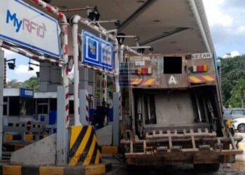 Keadaan lori sampah yang merempuh Plaza Tol Puchong Selatan, Le­buhraya Damansara-Puchong (LDP) arah Bandar Bukit Puchong  selepas ditinggalkan pemandu warga Indonesia, kelmarin.