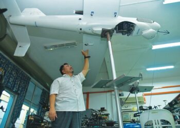 HAZRY Desa melakukan kerja-kerja penyelidikan mengenai dron termasuk teknologi-teknologi terkini pesawat tersebut yang semakin berkembang pesat di Pusat Kecemerlangan Pesawat Tanpa Pemandu (COE-UAS) Unimap di Kangar, Perlis semalam. – MINGGUAN/IZLIZAN OTHMAN