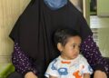 NURHAFIZAH LOKAMAN bersama anaknya Umar Al Mukhtar Muhammad Aliffudin  ditemui di kediamannya di Taman Sri Nyior, Kluang semalam.