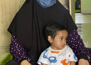 NURHAFIZAH LOKAMAN bersama anaknya Umar Al Mukhtar Muhammad Aliffudin  ditemui di kediamannya di Taman Sri Nyior, Kluang semalam.