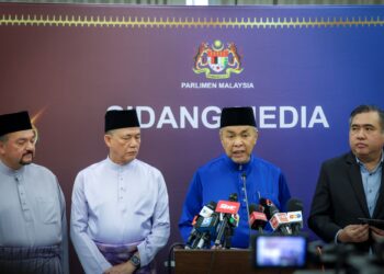 Ahmad Zahid Hamidi  bersama Timbalan Perdana Menteri, Datuk Seri Fadillah Yusof (dua dari kiri), Menteri Kewangan II, Datuk Seri Amir Hamzah Azizan  dan Menteri Pengangkutan, Anthony Loke Siew Fook dalam sidang akhbar selepas pembentangan Belanjawan 2026 di Bangunan Parlimen, semalam. -UTUSAN/ MUHAMAD IQBAL ROSLI