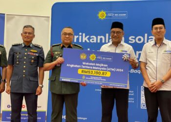 Mohd. Khaidzir Shaharani (dua dari kanan) menyerahkan simbolik replika cek wakalah majikan kepada Mohd. Rashidi Bujai  dalam Taklimat Khas Zakat bersama ATM Negeri Selangor. - UTUSAN/ABDUL RAZAK IDRIS