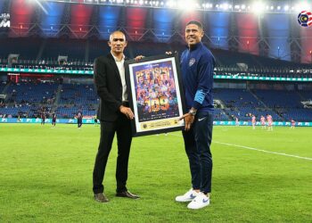 BERGSON menerima  plak rekod penjaring terbanyak sepanjang zaman Liga Super selepas bermain lima tahun dengan JDT.
