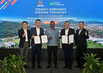 KETUA Pegawai Eksekutif Bersama, Bahagian Pembangunan Hartanah, Matrix Concepts Holdings Berhad Chai Keng Wai (kiri) dan Pengarah, GCH Retail Sdn. Bhd., Datuk Gary Yap Keng Fatt (kanan)  menandatangani Perjanjian Penyewaan (TA) antara Matrix Concepts dan Cold Storage di Bandar Seri Sendayan hari ini.