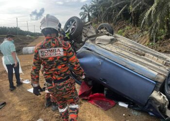 ANGGOTA bomba membantu mengeluarkan mangsa kemalangan yang tersepit di Batu 18, Jalan Sandau Lahad Datu-Sandakan, Sabah.