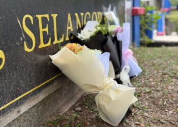 JAMBANGAN bunga yang ditinggalkan orang ramai di hadapan sebuah sekolah di Bandar Utama, Petaling Jaya, Selangor.