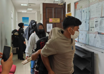 KETIGA-TIGA tertuduh dibawa keluar dari Mahkamah Tinggi Syariah Melaka selepas dijatuhi hukuman berhubung kes liwat dan cubaan liwat, petang tadi. - UTUSAN/AMRAN ALI