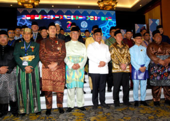 MOHD. Ali Mohd. Rustam (empat dari kiri) dan Ketua Majelis Permusyawaratan Rakyat Republik Indonesia, Ahmad Muzani (empat dari kanan) bergambar bersama wakil negara anggota DMDI pada Majlis Konvensyen DMDI Ke-23 di Jakarta, Indonesia. - UTUSAN/AMRAN MULUP