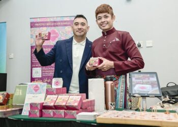 JON Kin Chew (kanan) dan Aiman Fahizad Anuar (kiri) ketika ditemui di Karnival Usahawan Muda ASEAN 2025 ke-10 di Menara Matrade.