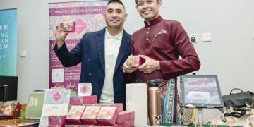 JON Kin Chew (kanan) dan Aiman Fahizad Anuar (kiri) ketika ditemui di Karnival Usahawan Muda ASEAN 2025 ke-10 di Menara Matrade.