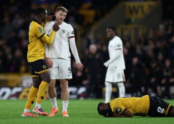 Pemain pertahanan Wolverhampton Wanderers, Yerson Mosquera (kiri) berdepan dengan penyerang Chelsea Liam Delap (kanan) selepas Delap mengasari pemain pertahanan  Wolverhampton Wanderers, Emmanuel Agbadou semasa perlawanan bola sepak pusingan keempat Piala Liga di Stadium Molineux hari ini. - AFP