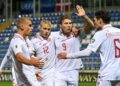 Pemain tengah Denmark Victor Froholdt (dua dari kiri) meraikan gol pembukaan bersama rakan sepasukan penyerang Denmark Rasmus Hojlund (dua dari kanan) semasa perlawanan bola sepak kelayakan zon Eropah Piala Dunia FIFA 2026 Kumpulan C menentang Belarus menentang Denmark di Zalaegerszeg, Hungary. Denmark menang 6-0. - AFP