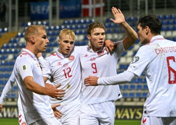 Pemain tengah Denmark Victor Froholdt (dua dari kiri) meraikan gol pembukaan bersama rakan sepasukan penyerang Denmark Rasmus Hojlund (dua dari kanan) semasa perlawanan bola sepak kelayakan zon Eropah Piala Dunia FIFA 2026 Kumpulan C menentang Belarus menentang Denmark di Zalaegerszeg, Hungary. Denmark menang 6-0. - AFP