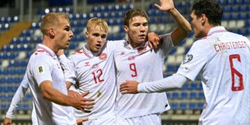 Pemain tengah Denmark Victor Froholdt (dua dari kiri) meraikan gol pembukaan bersama rakan sepasukan penyerang Denmark Rasmus Hojlund (dua dari kanan) semasa perlawanan bola sepak kelayakan zon Eropah Piala Dunia FIFA 2026 Kumpulan C menentang Belarus menentang Denmark di Zalaegerszeg, Hungary. Denmark menang 6-0. - AFP