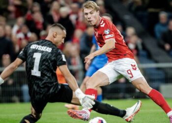 Penyerang Denmark, Rasmus Hoejlund (kanan) berjaya mempedayakan penjaga gol Greece untuk menjaringkan gol pertama pasukannya dalam aksi kelayakan Piala Dunia 2026 di Stadium Parken, Copenhagen, semalam. - AFP