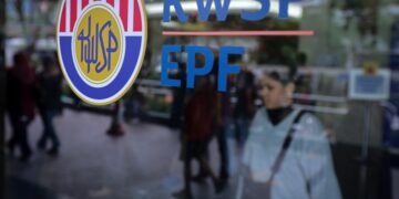 PENDAPATAN pelaburan KWSP melonjak 51 peratus pada suku pertama.