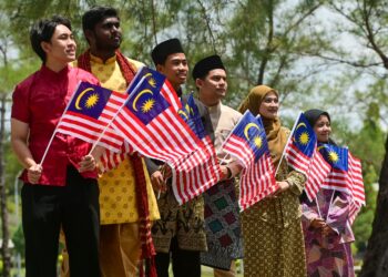 ETNIK Cina perlu menyesuaikan diri dengan keadaan dan budaya di bumi Melayu-Islam yang mereka diami ini, bukannya sama sekali terus lupa diri dengan asal-usul mereka di negara yang ada tuan miliknya.