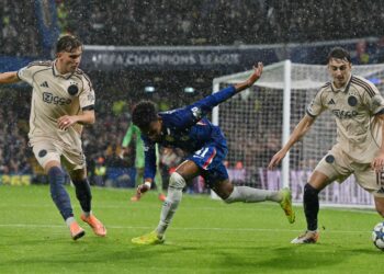 PEMAIN Sayap Chelsea, Estevão diasak dua pertahanan Ajax Amsterdam dalam perlawanan Liga Juara-Juara di Stadium Stamford Bridge.-AFP