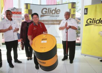 EWON Benedick (dua dari kiri)  bersama Presiden Kumpulan Glide Technology Sdn. Bhd., Datuk Muhazli Muhamad (kiri) semasa lawatan kerja ke kilang Glide Technology di Shah Alam, semalam.