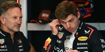 Christian Horner (kiri) bersama pelumba pasukan Red Bull, Max Verstappen. - AFP
