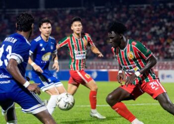 ABDUL Sesay cuba melepasi pertahanan  Sabah FC pada aksi Piala FA di Stadium Sultan Muhammad IV, Kota Bharu, semalam. - UTUSAN/KAMARUL BISMI KAMARUZAMAN