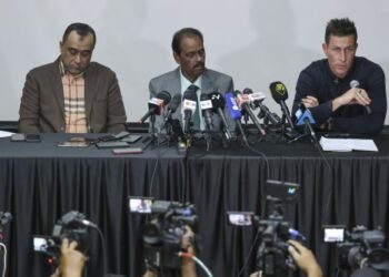 S. Sivasundaram (tengah) dan Ketua Pegawai Eksekutif Pasukan Harimau Malaya, Rob Friend (dua kanan) serta peguam, Serge Vittoz (kanan) bercakap pada sidang akhbar khas Persatuan Bolasepak Malaysia (FAM) di Wisma FAM, Kelana Jaya, semalam. - UTUSAN/AMIR KHALID