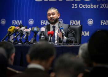 Pemangku Sultan Johor, Tunku Mahkota Ismail ketika mencemar duli hadir ke sidang akhbar mengenai pasukan kebangsaan di Hotel Grand Dorsett Subang di sini, semalam. Gambar; MUHAMAD IQBAL ROSLI