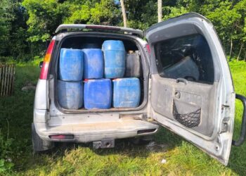 PACUAN empat roda yang digunakan untuk menyeludup diesel ke Thailand berjaya dirampas Batalion 7 PGA dalam serbuan di Kampung Dangar, Pasir Mas, Kelantan semalam.-IHSAN PGA.
