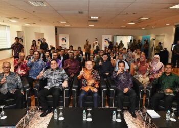 WAN Rosdy Wan Ismail (depan, tengah) selepas Mesyuarat Jawatankuasa Pelaksanaan dan Penyelarasan (ICC) ECER Pahang di Putrajaya.