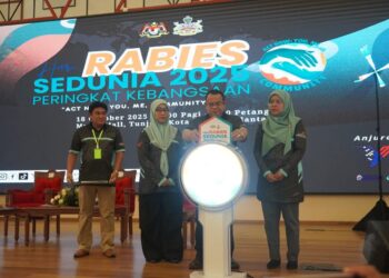 AIDA Muhid (kanan) melihat Hilmi Abdullah melakukan gimik perasmian Sambutan Hari Rabies Sedunia Peringkat Kebangsaan Bagi Tahun 2025 di Tunjong, Kelantan hari ini.-IHSAN JPV
