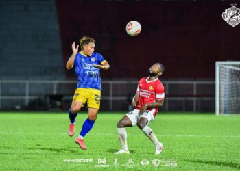 EMMANUEL Embraga (kanan) semasa cuba merampas bola daripada pemain Perlis GSA di Liga A1 Semi Pro di Stadium Sultan Muhammad IV, Kota Bharu, Kelantan.-IHSAN KRW FC