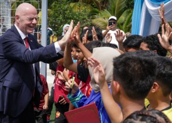 INFANTINO beramah mesra dengan kanak-kanak selepas menyempurnakan Perasmian Gelanggang FIFA Arena di Sekolah Kebangsaan Sri Kelana, semalam.. Gambar; MUHAMAD IQBAL ROSLI