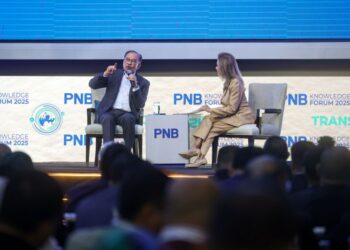 ANWAR Ibrahim bercakap dalam Forum Ilmu PNB 2025 di Kuala Lumpur, semalam. - UTUSAN/ISKANDAR ISHAK