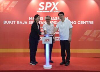 FAHMI Fadzil (tengah) merasmikan pembukaan Sorting Centre SPX Express (SPX) di Bukit Raja Selatan, Shah Alam semalam. - UTUSAN/ AFIQ RAZALI