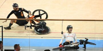 Insiden Muhammad Shah Firdaus Sahrom (kiri) terjatuh selepas dipercayai dirempuh pelumba Jepun, Shinji Nakano (kanan) dalam aksi final keirin Sukan Olimpik Paris 2024. - AFP