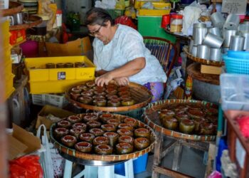 SECARA tradisi, kuih bakul dihasilkan khusus untuk dipersembahkan kepada Dewa Dapur.